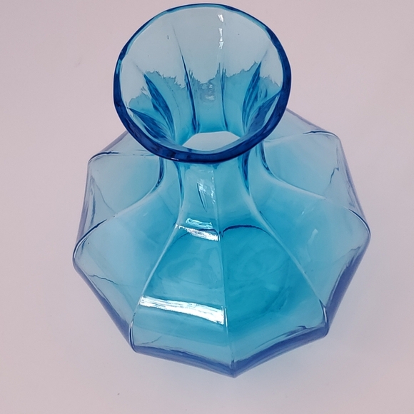 Vintage Tiara 9 Sided Blue Indiana Art Glass Vase 7 7/8" H UV Reactive GLOWS - Picture 5 of 11